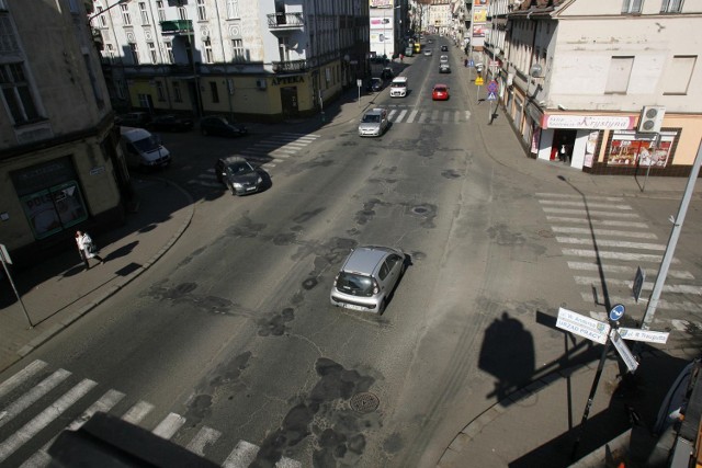 Lada dzień na ulicę Jaworzyńską wjadą pierwsze maszyny. Teren tej najbardziej zniszczonej drogi w mieście został przekazany już firmie Skanska, która podjęła się remontu.