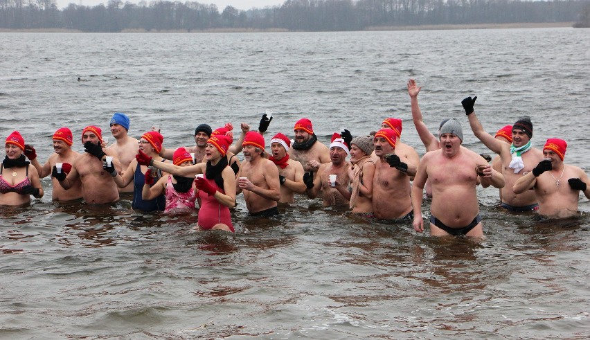 Na plaży miejskiej w Rudniku w samo południe grudziądzkie...