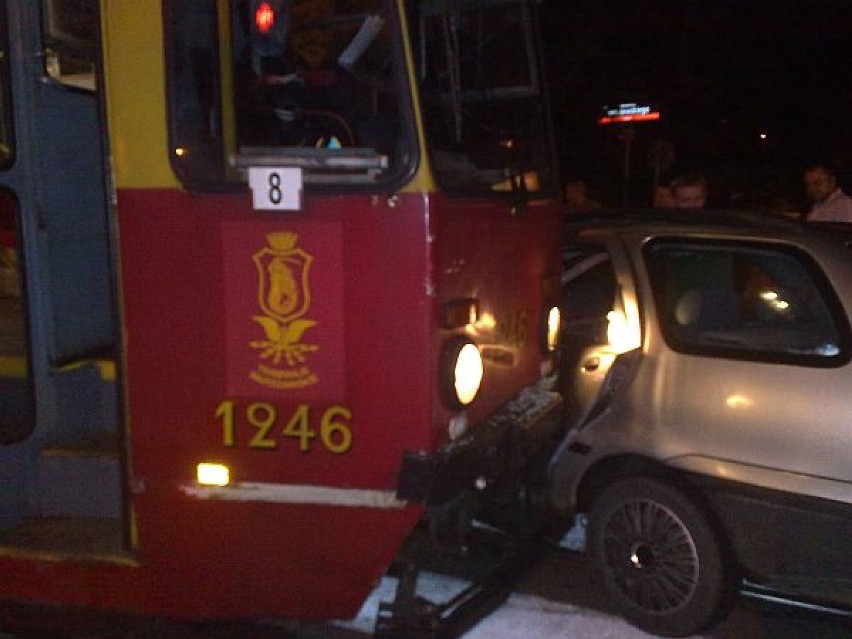 Wypadek na Broniewskiego. Auto wjechało pod tramwaj