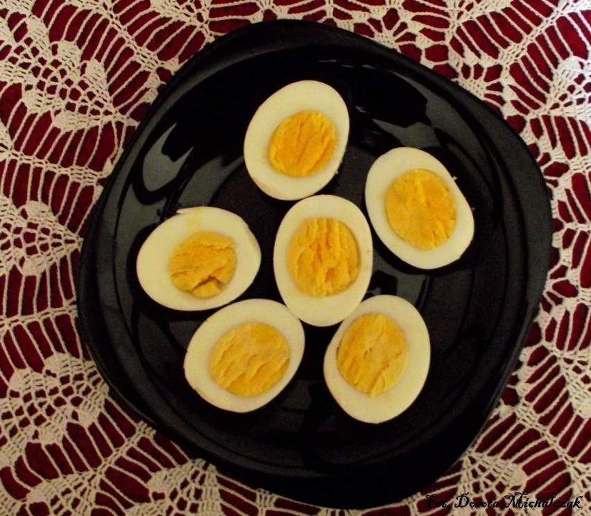 Jajka ugotowane na twardo, podzielone na połówki.