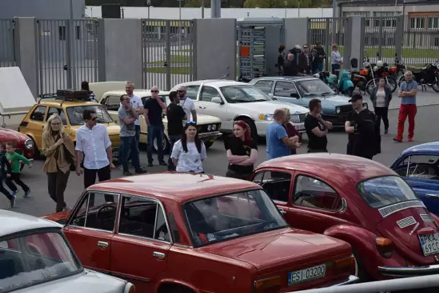 Zabytkowe pojazdy licznie zjechały przed Stadion Miejski w Kaliszu