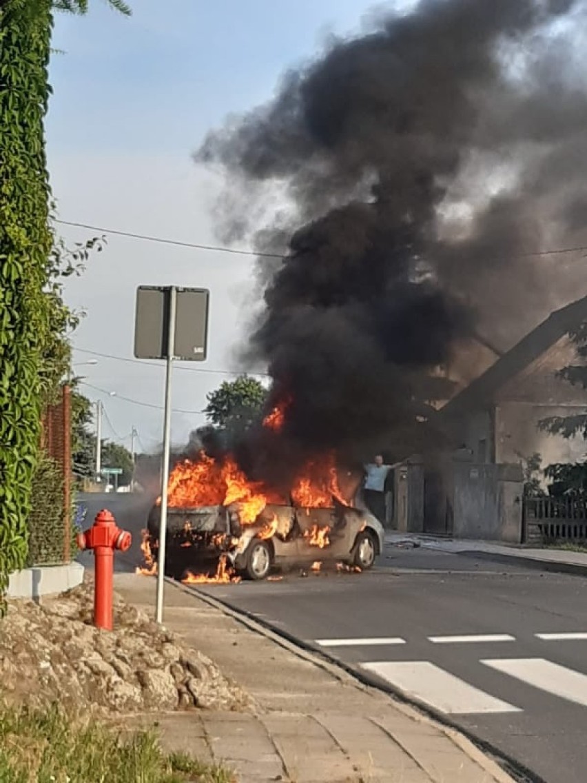 Pożar samochodu w Dąbrowie. Pasażerowie w porę opuścili...