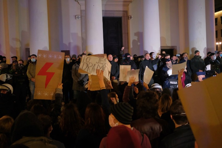 Warszawa. Starcia Antify i narodowców na Strajku Kobiet. Gorąco na pl. Trzech Krzyży! "Policja totalnie sobie nie radzi"