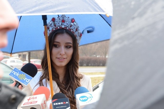 Paulina Maziarz, Miss Polski 2016 oraz funkcjonariuszki radomskiej drogówki przypominały kierowcom zasady bezpiecznej jazdy.