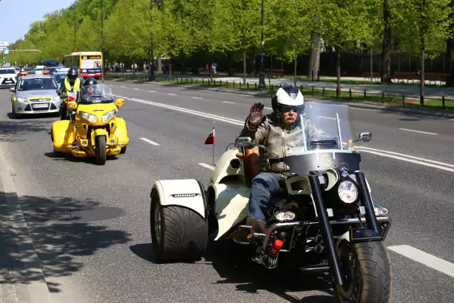 Zabytkowe motocykle przejechały przez centrum Warszawy. Wśród nich są prawdziwe perełki [ZDJĘCIA]