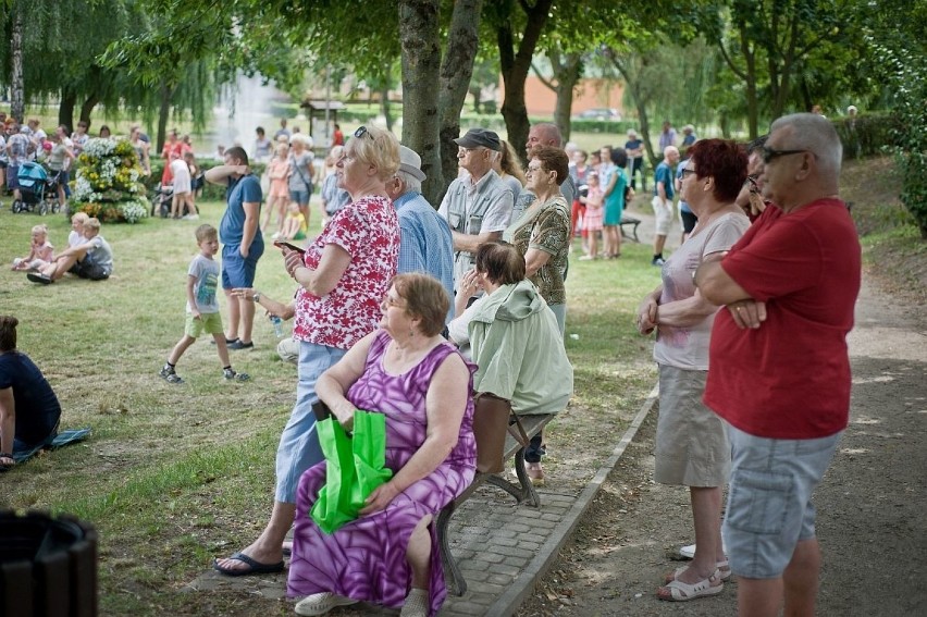 Dzieci odruchowo zaczynają tańczyć do muzyki marszowej....