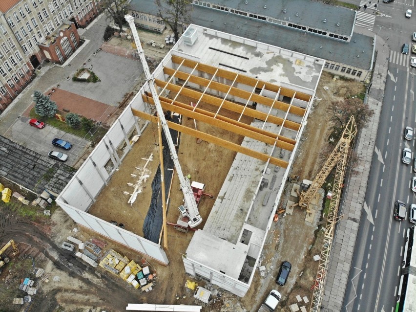 Nowa hala w Szczecinie nabiera kształtów. Zaczął się montaż dachu [ZDJĘCIA]