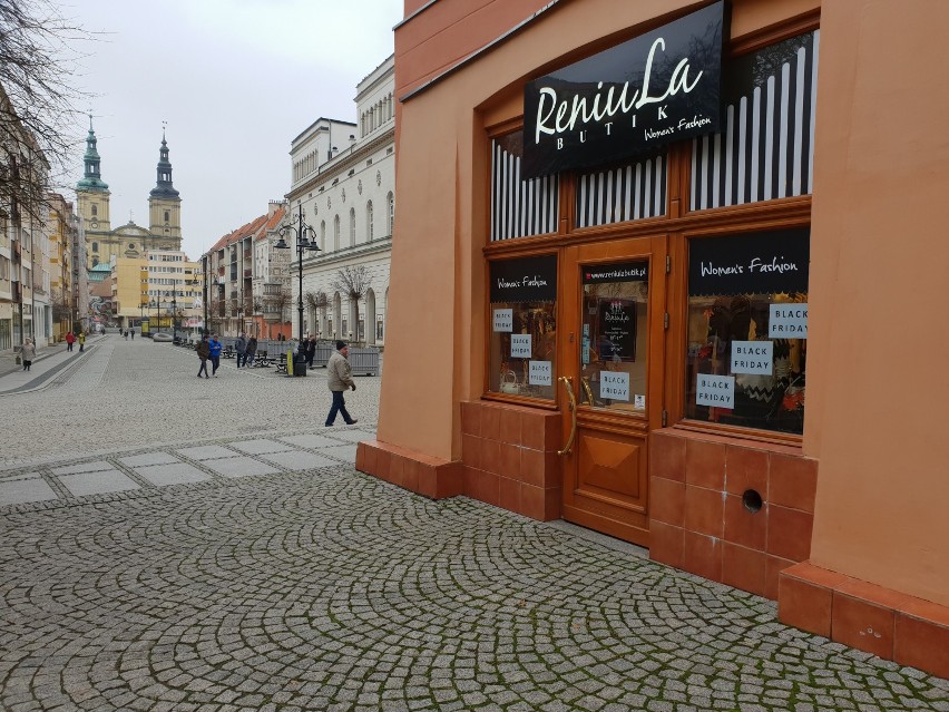 Legnica. Włamanie do sklepu z ubraniami w samym centrum miasta. Skradziono towar o wartości 45 tysięcy złotych! Właścicielka apeluje o pomoc