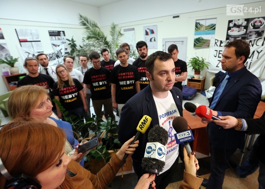 Szczecińscy lekarze rezydenci przyłączyli się do protestu głodowego [zdjęcia, wideo]