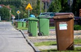 Koluszkowscy urzędnicy roznoszą zawiadomienia o opłatach za odbiór śmieci