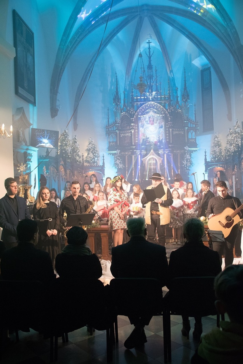 III Koncert Kolęd i Pastorałek w przepięknej scenerii kościoła pod wezwaniem Wszystkich Świętych w Bobowej