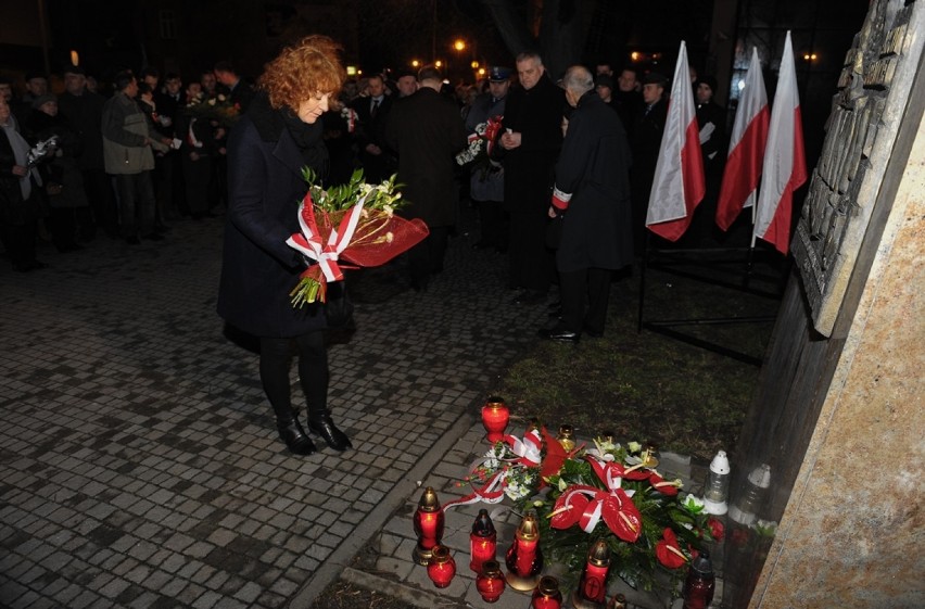 W Dzień Żołnierzy Wyklętych złożono kwiaty pod pomnikiem AK...