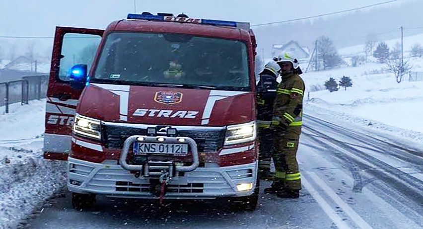 Wypadek zablokował drogę do Krynicy-Zdroju. Na pomoc jedzie kolejny ambulans pogotowia