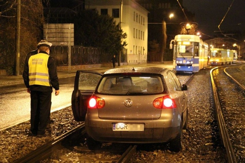 Wrocław: Volkswagenem po torach tramwajowych (ZDJĘCIA)