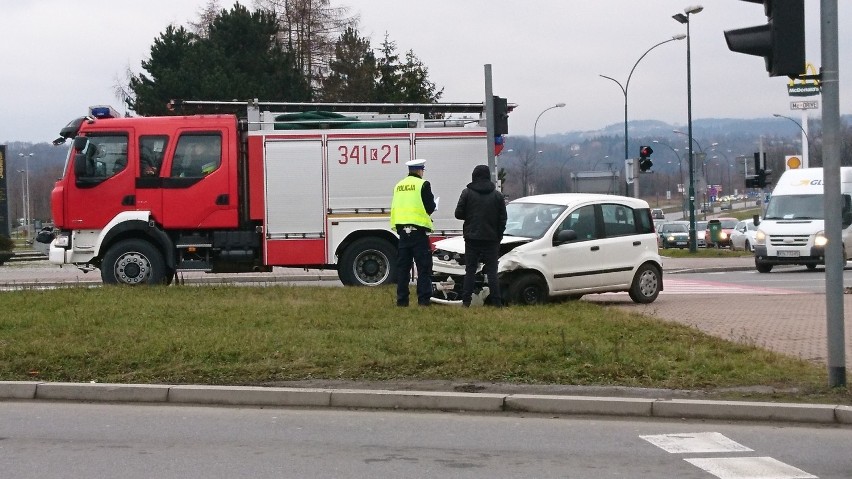 Nowy Sącz. Wypadek na rondzie Solidarności, ranna 12-latka [ZDJĘCIA]