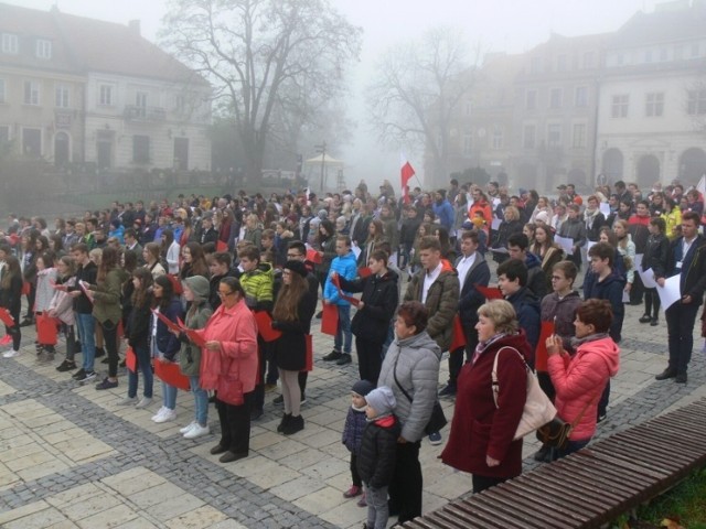 W czwartek, 10 listopada o godzinie 12 odbędzie się sandomierska odsłona ogólnopolskiej akcji „Do hymnu”, czyli odśpiewanie hymnu Polski na Rynku Starego Miasta oraz happening pt. „Żywa Flaga” z udziałem uczniów sandomierskich szkół podstawowych. Organizatorzy zachęcają do udziału w akcji wszystkich zainteresowanych mieszkańców.   