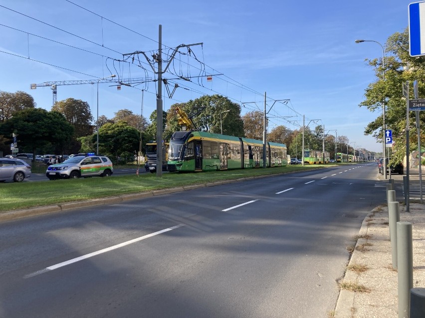 Na odcinku Grunwaldzkiej kursuje też autobus za tramwaj.