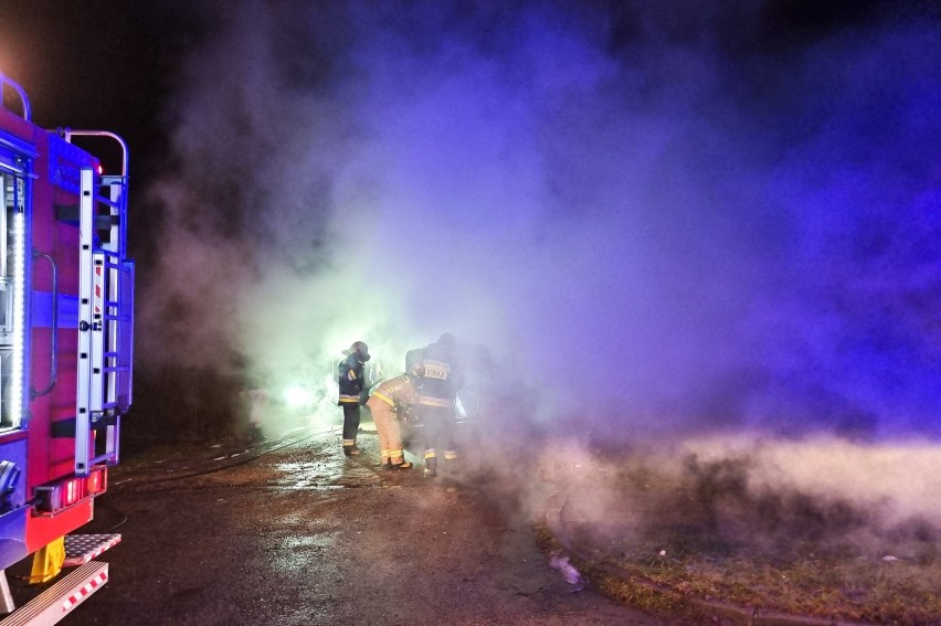 Pożar w Przemyślu. W nocy na ul. Opalińskiego spaliły się osobowe BMW i mercedes [ZDJĘCIA]