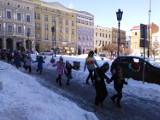 Kolorowy marsz przez Rynek - zobaczcie, dzieci witają wiosnę w Wałbrzychu! 