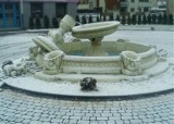Policja w Pile zatrzymała wandala, który zniszcyzł fontannę przy "Amorze"
