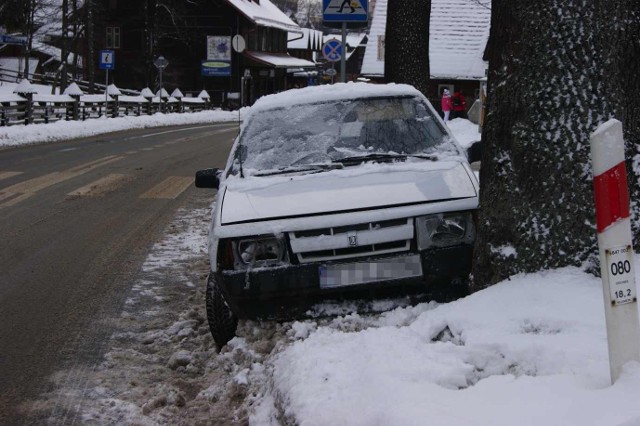 Pijany kierowca wjechał w drzewo na ulicy Kościeliskiej