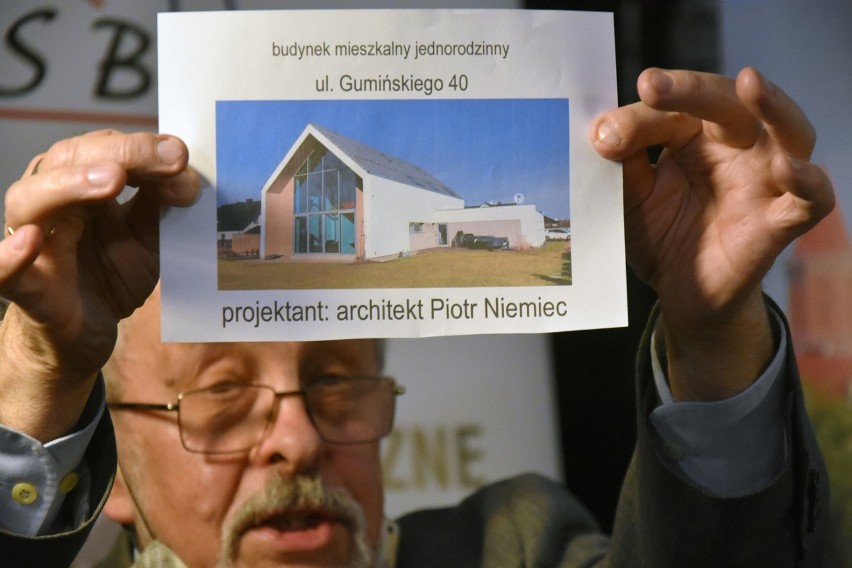 Na zdjęciu Jerzy Skupień pokazuje wygrany projekt Piotra Niemca