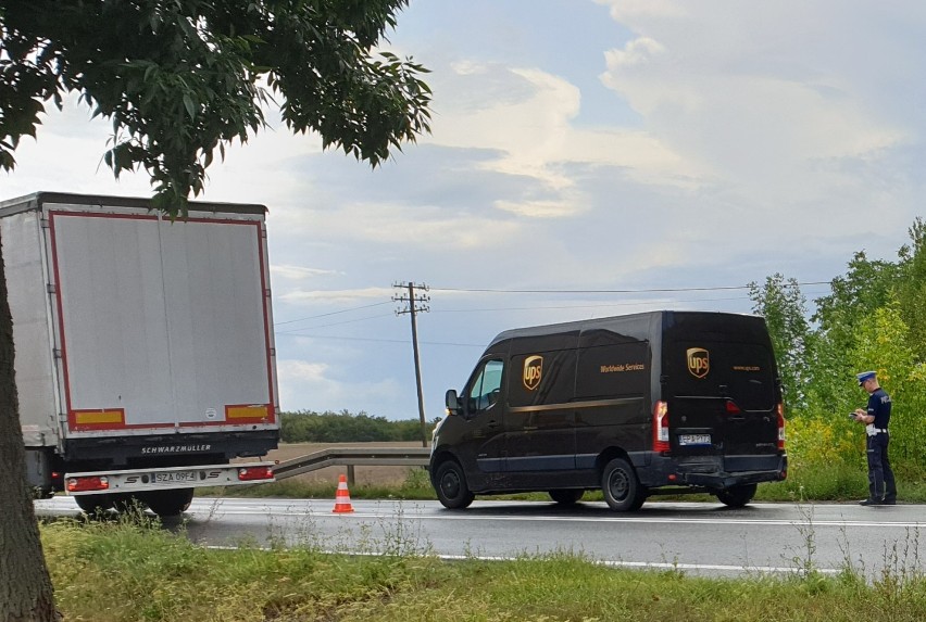 Utrudnienia na ulicy Częstochowskiej w Wieluniu. Dwie osoby trafiły do szpitala [foto, wideo]