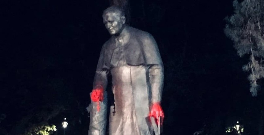 Konstancin-Jeziorna. Zdewastowano pomnik Jana Pawła II. Burmistrz osobiście szorował zabrudzony posąg