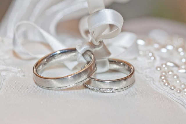 Czy i w jaki sposób nosić zaręczynowy pierścionek po ślubie?
