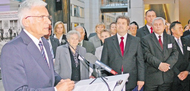 Honorowy patronat nad tegorocznymi uroczystościami objął Jerzy Buzek, przewodniczący Parlamentu Europejskiego, który w ubiegłym roku otworzył w Brukseli wystawę poświęconą tragedii Wielunia
