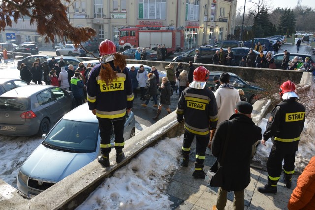 Ewakuacja urzędników w Piotrkowie. Ktoś rozpylił gaz w gmachu przy ul. Sienkiewicza