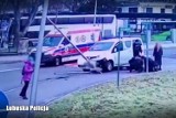 Wypadek w Zielonej Górze. Kobieta zasłabła za kierownicą i uderzyła w uliczną lampę. Całe zdarzenie nagrał monitoring