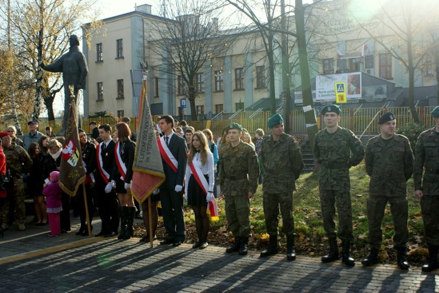 Pomnik Synów Zagłębia Dąbrowskiego stanął ponownie na skwerze przed Muzeum Miejskim Sztygarka