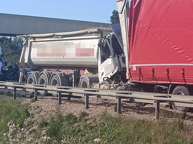 Wypadek z udziałem 2 pojazdów ciężarowych, 1 ofiara śmiertelna. Jezdnia w kierunku Wrocławia zablokowana