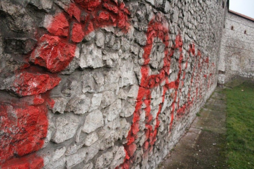 Wysokie na 1,5 i długie na 15 metrów graffiti namalowali na...