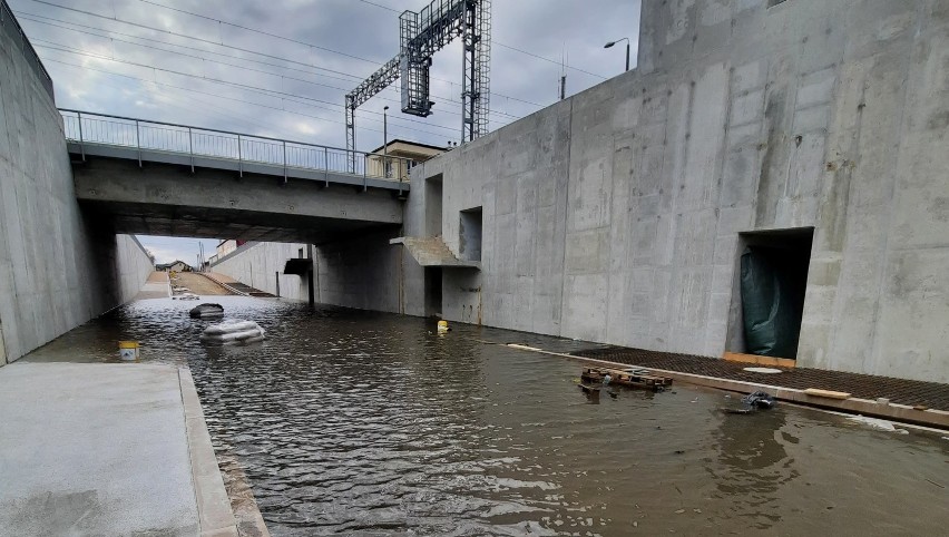 Rawicz. Tunel do Masłowa zalany wodą po ostatnich opadach deszczu. Można temu zapobiec?