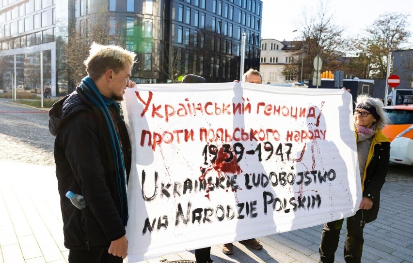 Młodzież Wszechpolska protestowała także przed centrum ICE,...