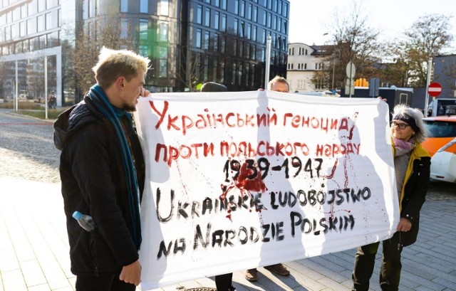 Młodzież Wszechpolska protestowała także przed centrum ICE, gdzie odbierała nagrodę Oksana Zabużko