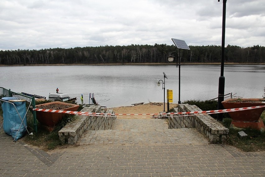 Jastrowie. Usunieto ostatnie elementy starych pomostów na plaży miejskiej