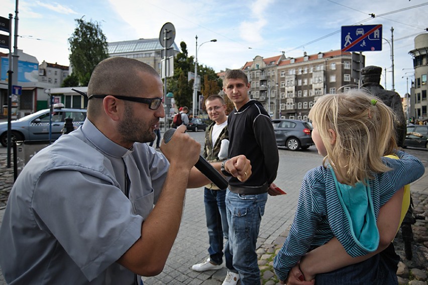Raper z Pabianic dał koncert na ulicy w Poznaniu.