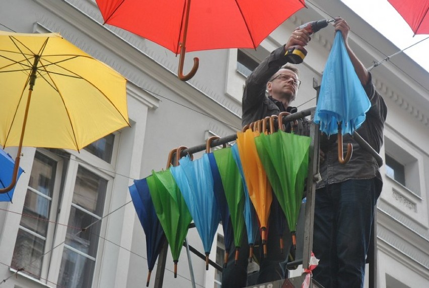 Montowanie parasolek nad ul. Bracką w Lesznie