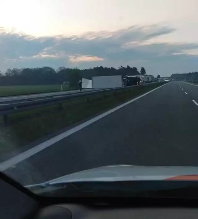 Na wysokości miejscowości Barłogi przewróciła się ciężarówka przewożąca kapustę. Leżący pojazd zablokował ruch na autostradzie. Na dodatek cały ładunek wysypał się na jezdnię.