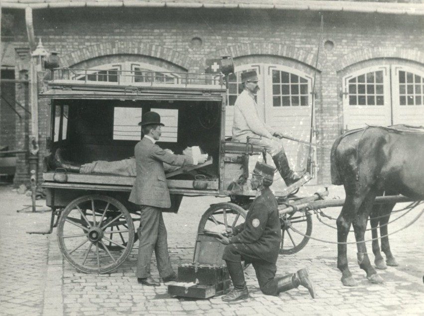 Ambulans konny, prawdopodobnie pierwszy w krakowskiej stacji...