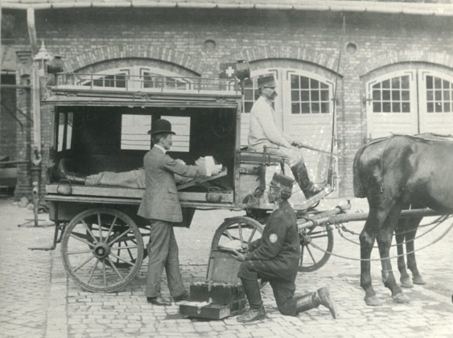 Ambulans konny, prawdopodobnie pierwszy w krakowskiej stacji pogotowia (arch. KPR)