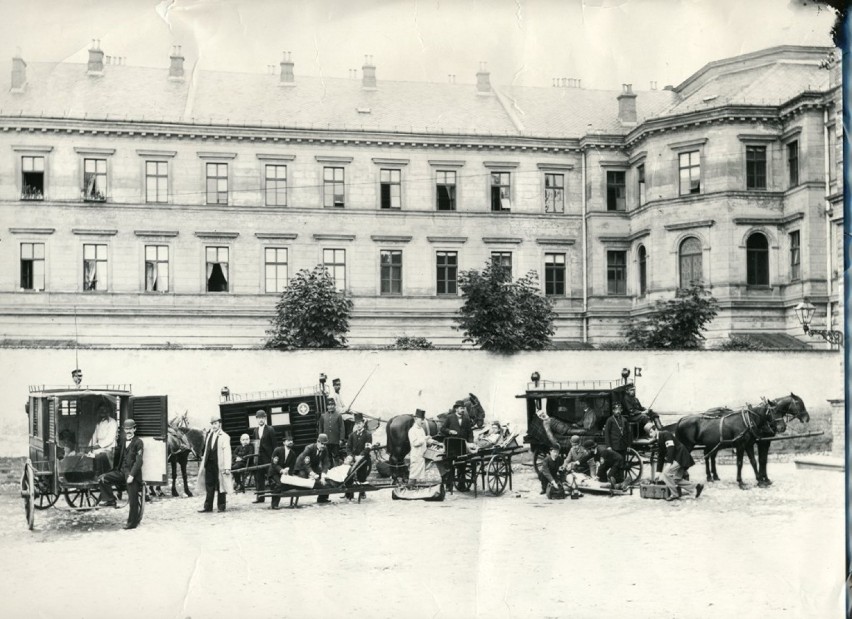 Ćwiczenia załóg ambulansów konnych. Około roku 1894 (arch....
