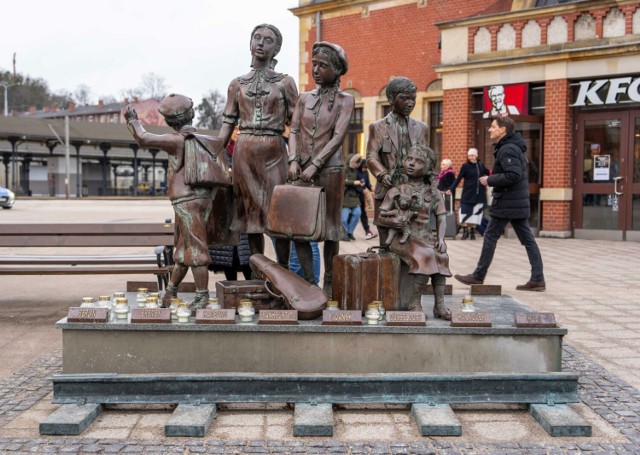 Jutro Dzień Pamięci o Ofiarach Holokaustu. Gdańszczanie oddali im hołd przy Pomniku Kindertransportów