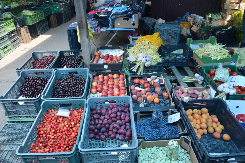 Śliwki i brzoskwinie zdominowały rynek owoców.