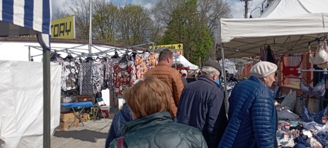 Mieszkańcy z zainteresowaniem przeglądali oraz kupowali ubrania na targu w Jędrzejowie, 27 kwietnia. A wybór ubrań jest naprawdę spory.

Zobaczcie na kolejnych slajdach jakie ubrania można znaleźć na jędrzejowskim targu >>>