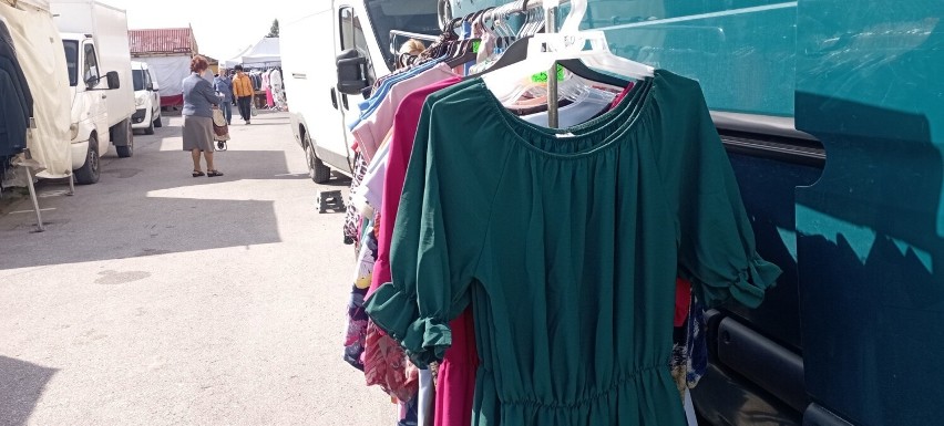 Wiosenna moda na targu w Jędrzejowie. Takie płaszcze, sukienki czy spodnie można znaleźć na jędrzejowskim targowisku. Zobaczcie zdjęcia