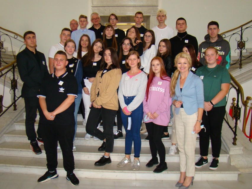 Uczniowie z Pleszewa na zaproszenie posłanki Karoliny Pawliczak odwiedzili Warszawę
